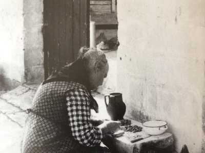 L�uscio di casa rappresentava infatti una sorta di prolungamento dell�abitazione. Era l� che le famiglie producevano la salsa o sceglievano le fave con cui preparare piatti tradizionali